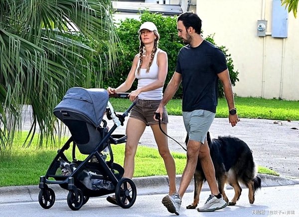 优配库 45岁超模吉赛尔·邦辰带娃遛弯被拍，小10岁男友全程陪伴