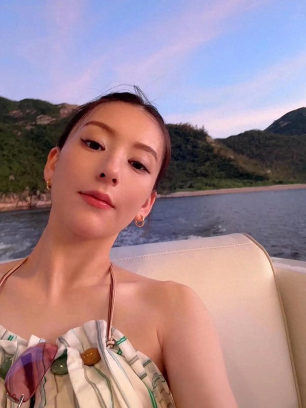 上尚策 方媛坐游艇出海玩，她穿一万七的爱马仕凉鞋，俩女儿抱着她的孕肚