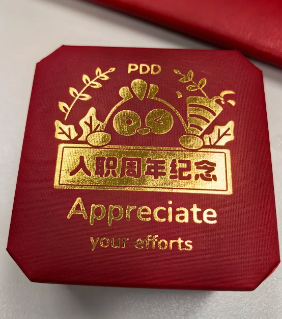 牛小散 拼多多给员工发黄金，10年老员工直接领100克金子？ 网友：还得是真金白银实在！